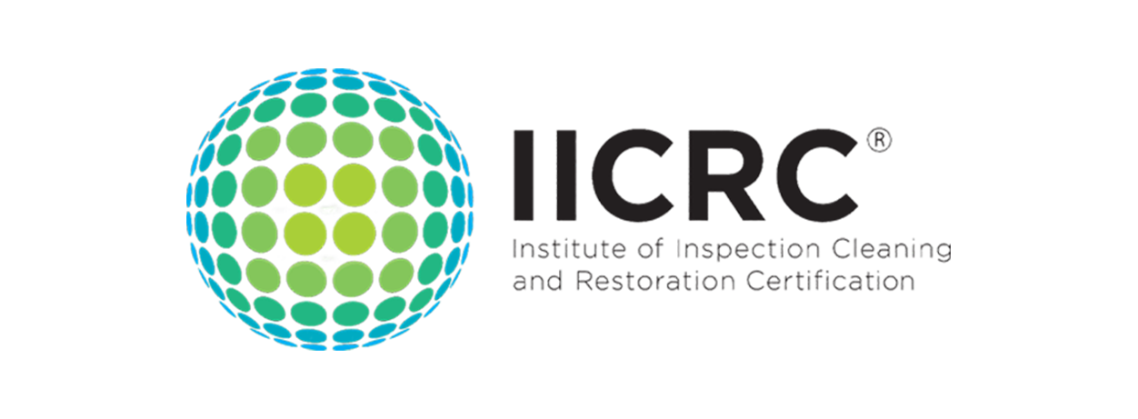 Logo IICRC : globe vert et bleu à points avec texte noir, « IICRC » et « Institut de certification en inspection, nettoyage et restauration ».