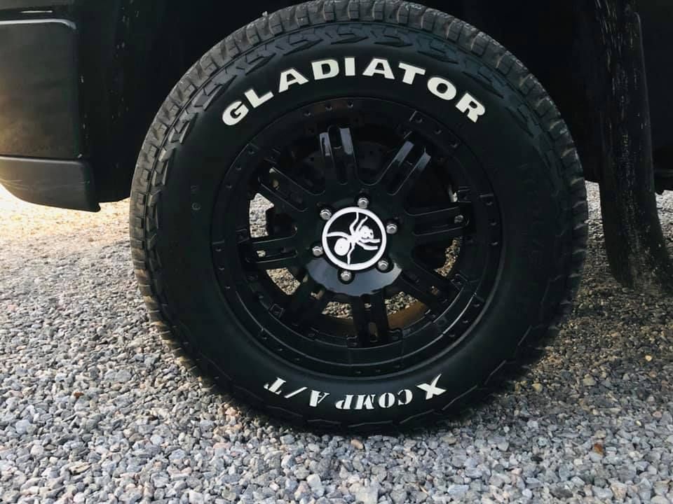 Un pneu noir avec le mot gladiateur peint dessus