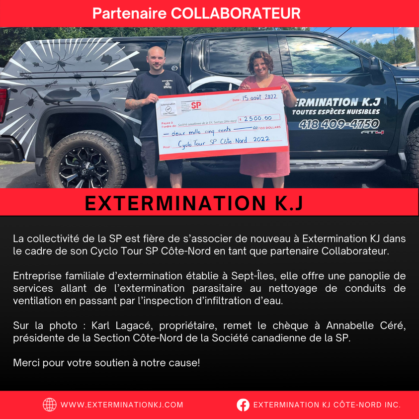 Un homme et une femme tiennent un gros chèque devant un camion.