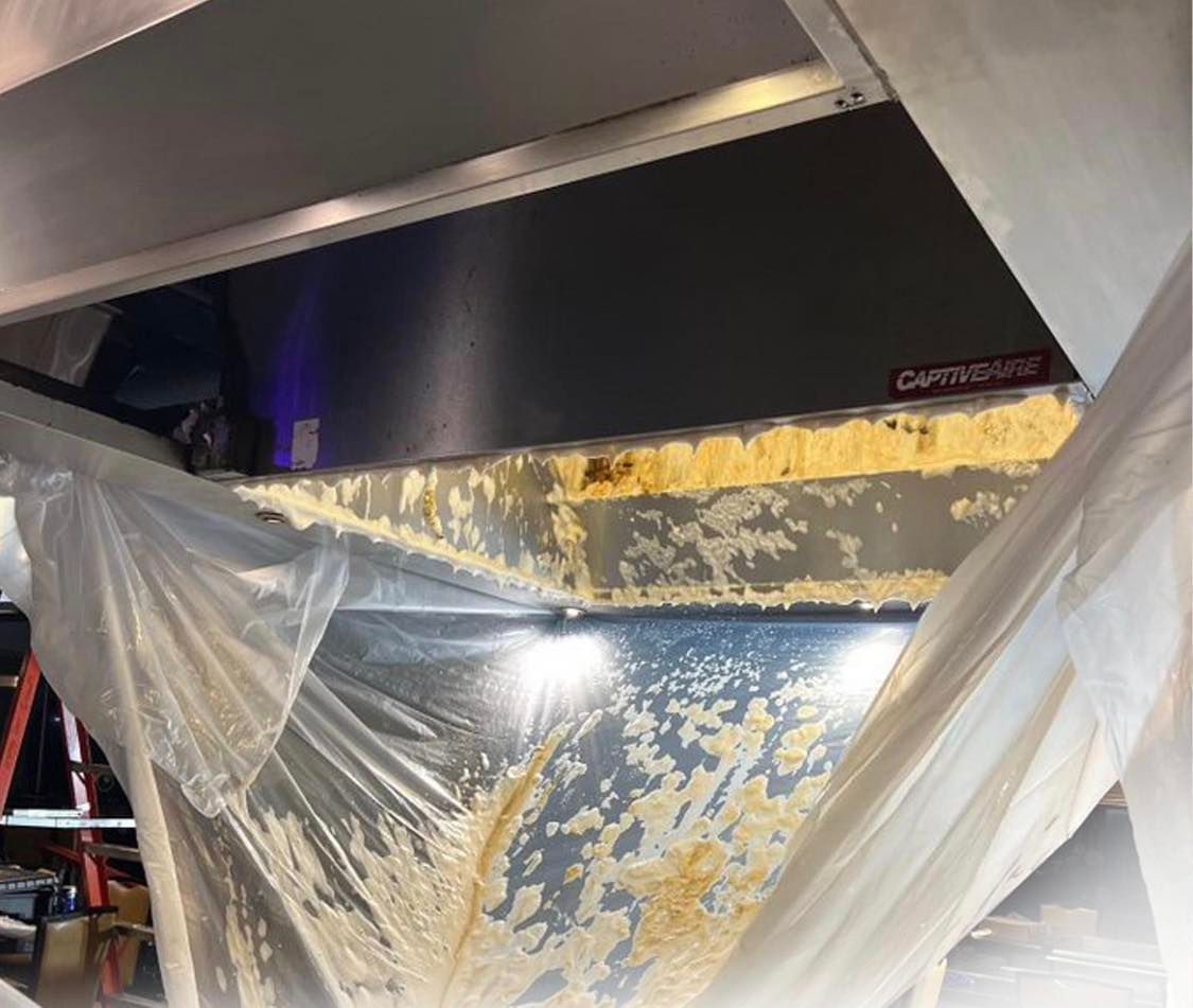 Le plafond d'une cuisine est recouvert de plastique.