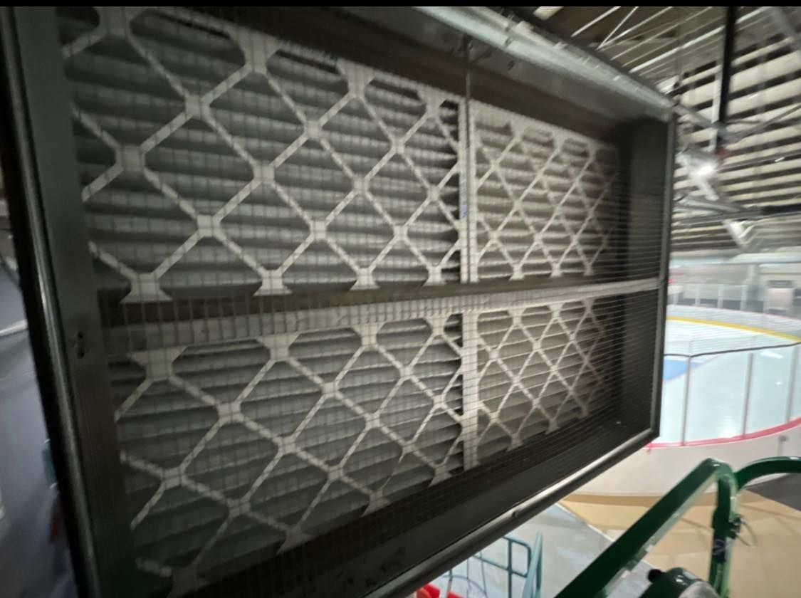 Un grand filtre à air est suspendu au plafond d'un bâtiment.