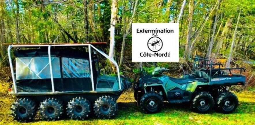 Un VTT est garé à côté d'un panneau indiquant extermination côte-nord