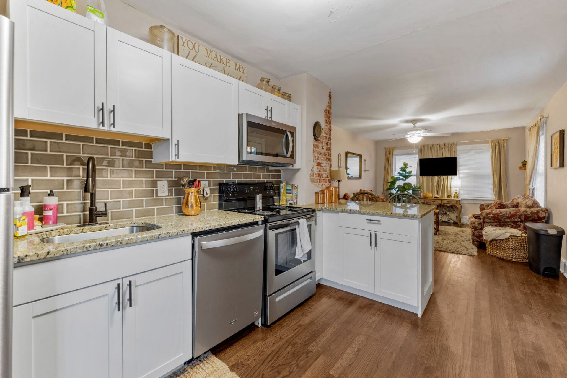 110 N Summit - 2 Bed 1 Bath - 880 Sqft