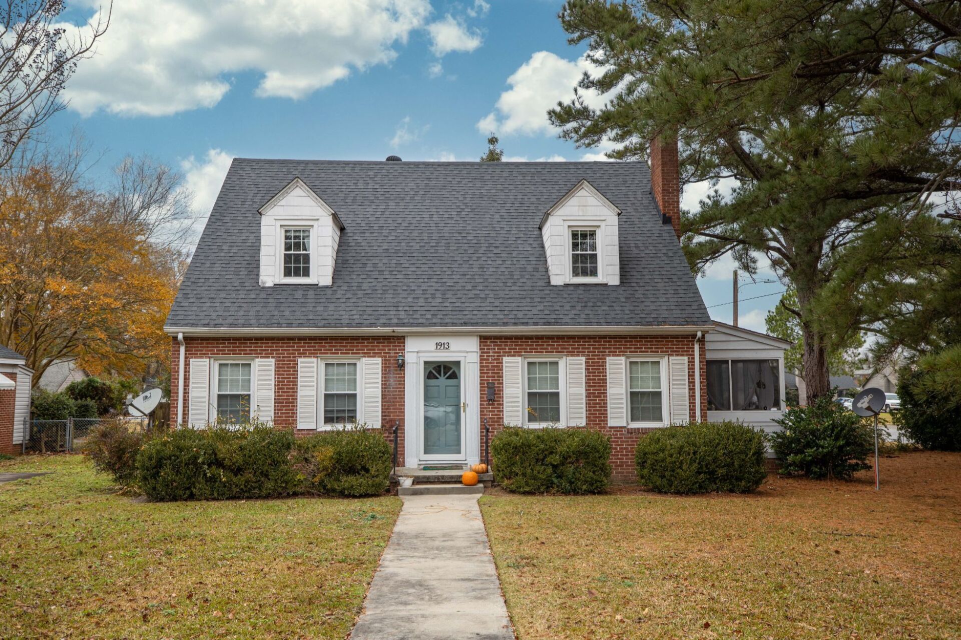 1913 E 4th St - 4 Bed 2 Bath - 1890 Sqft