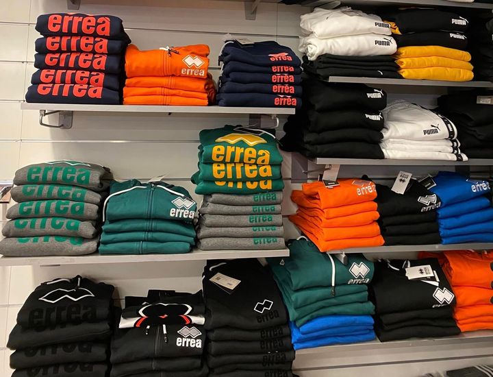 assortimento di abbigliamento sportivo