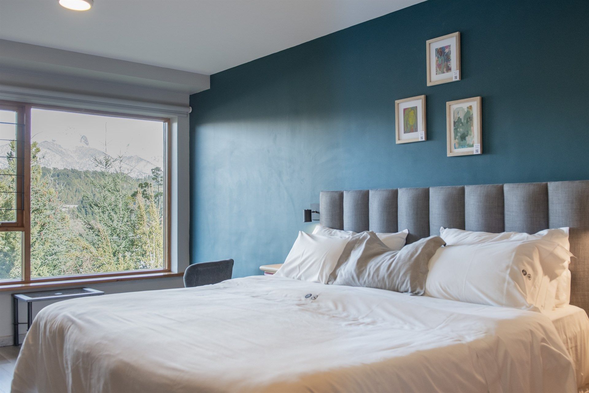 Un dormitorio con una cama grande y una ventana.