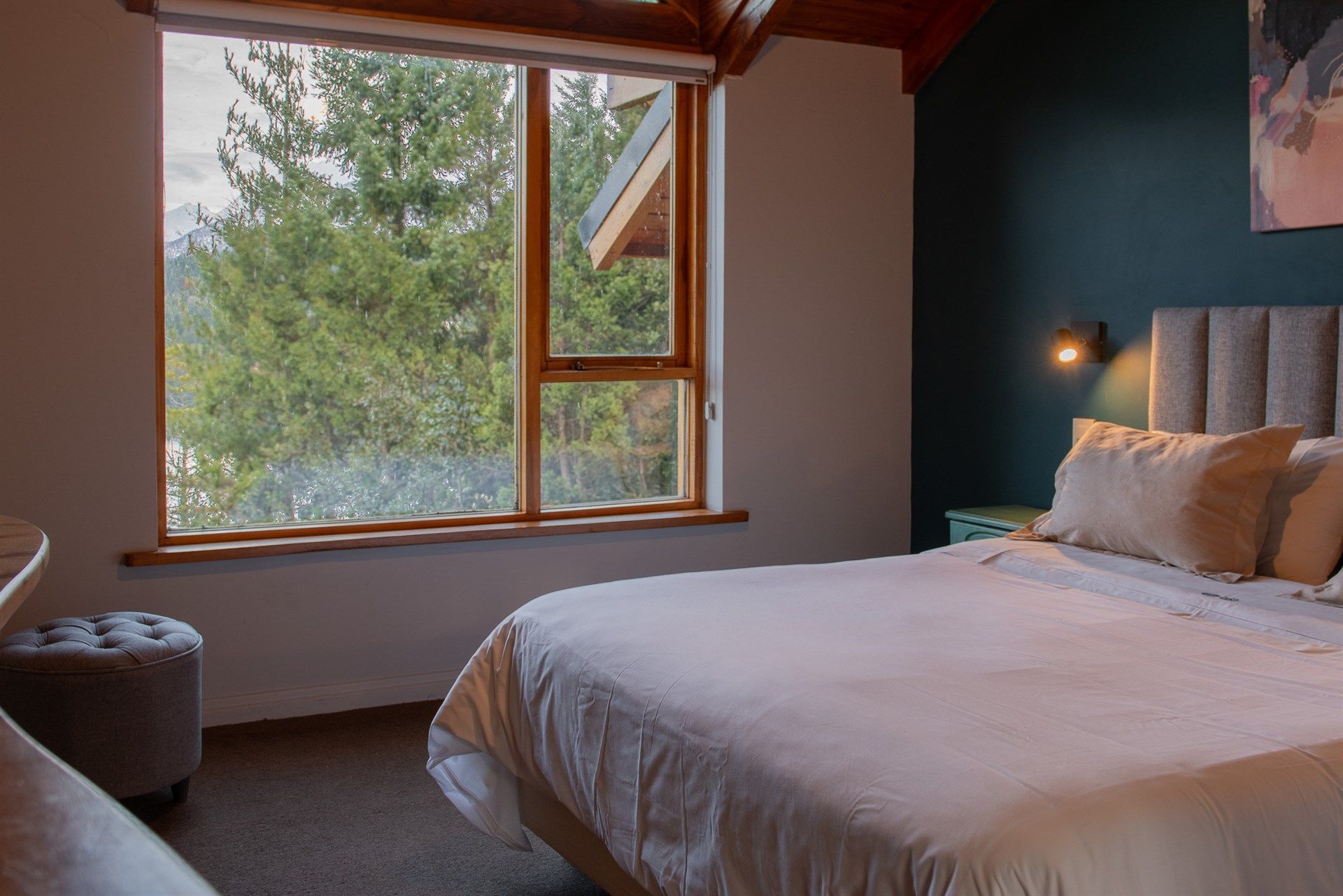 Un dormitorio con una cama king size y una gran ventana.