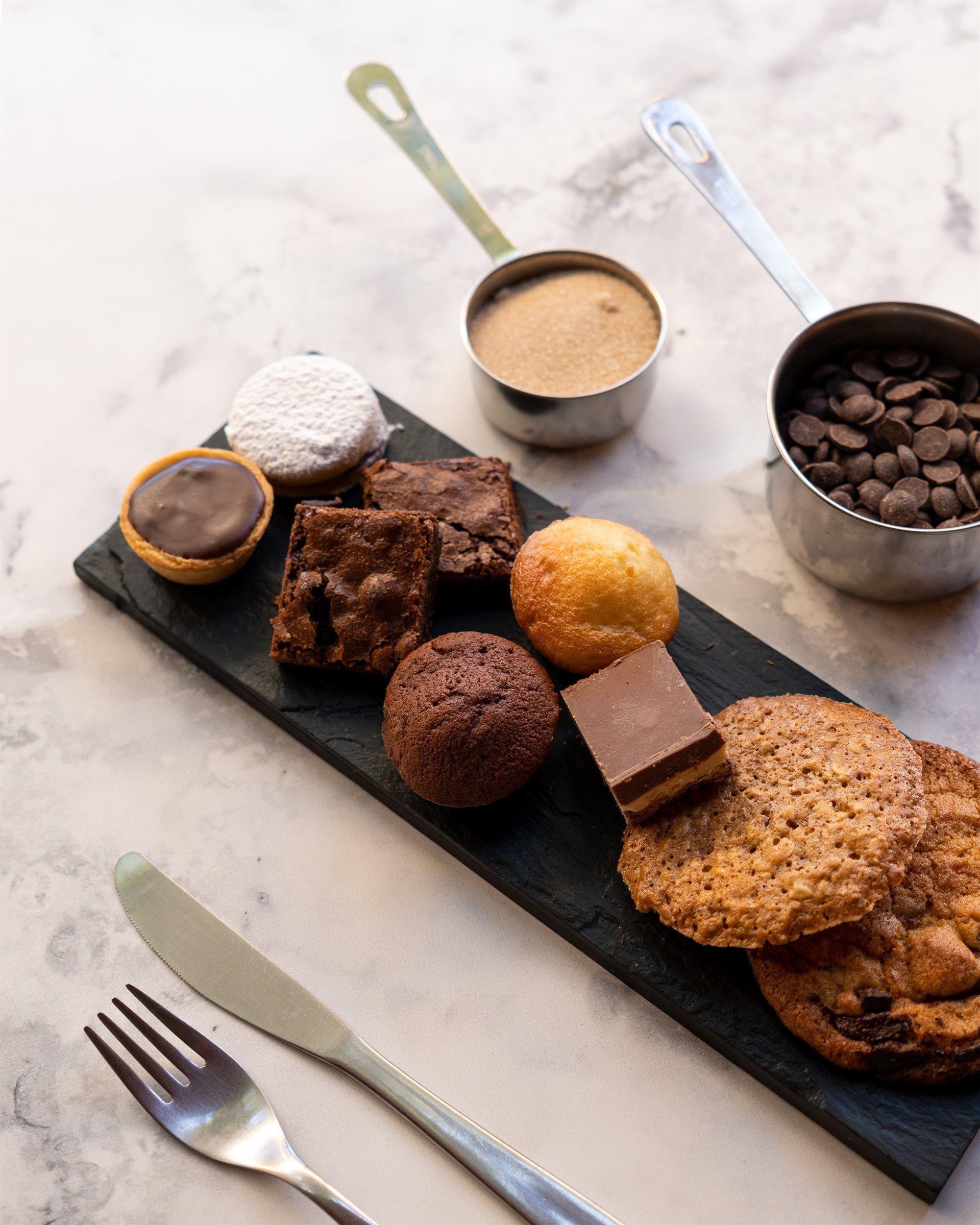 Hay muchos tipos diferentes de postres en la tabla de cortar.