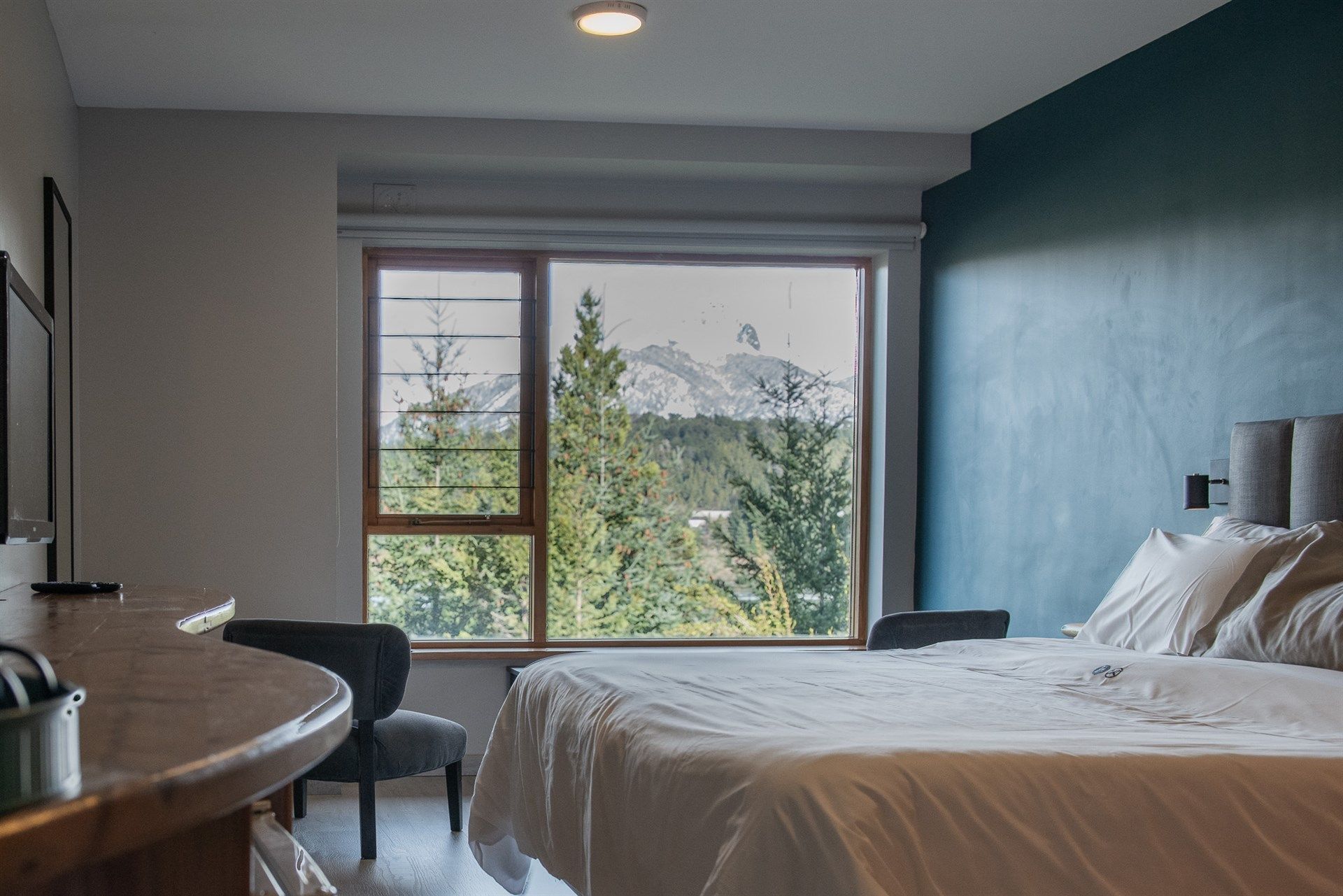 Una habitación de hotel con una cama grande y una ventana grande.