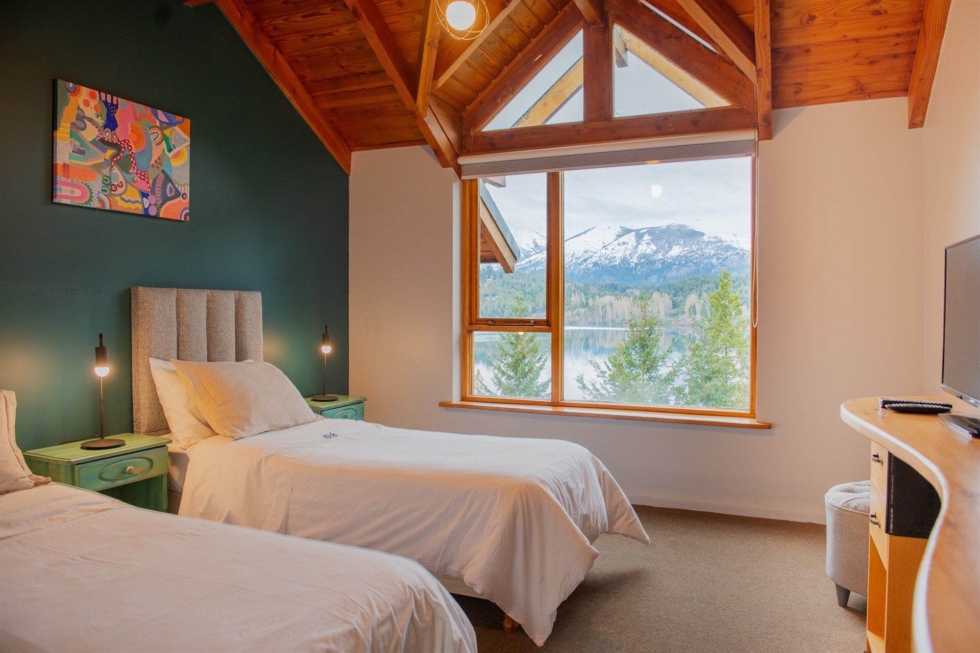 Un dormitorio con dos camas, un televisor y una gran ventana.