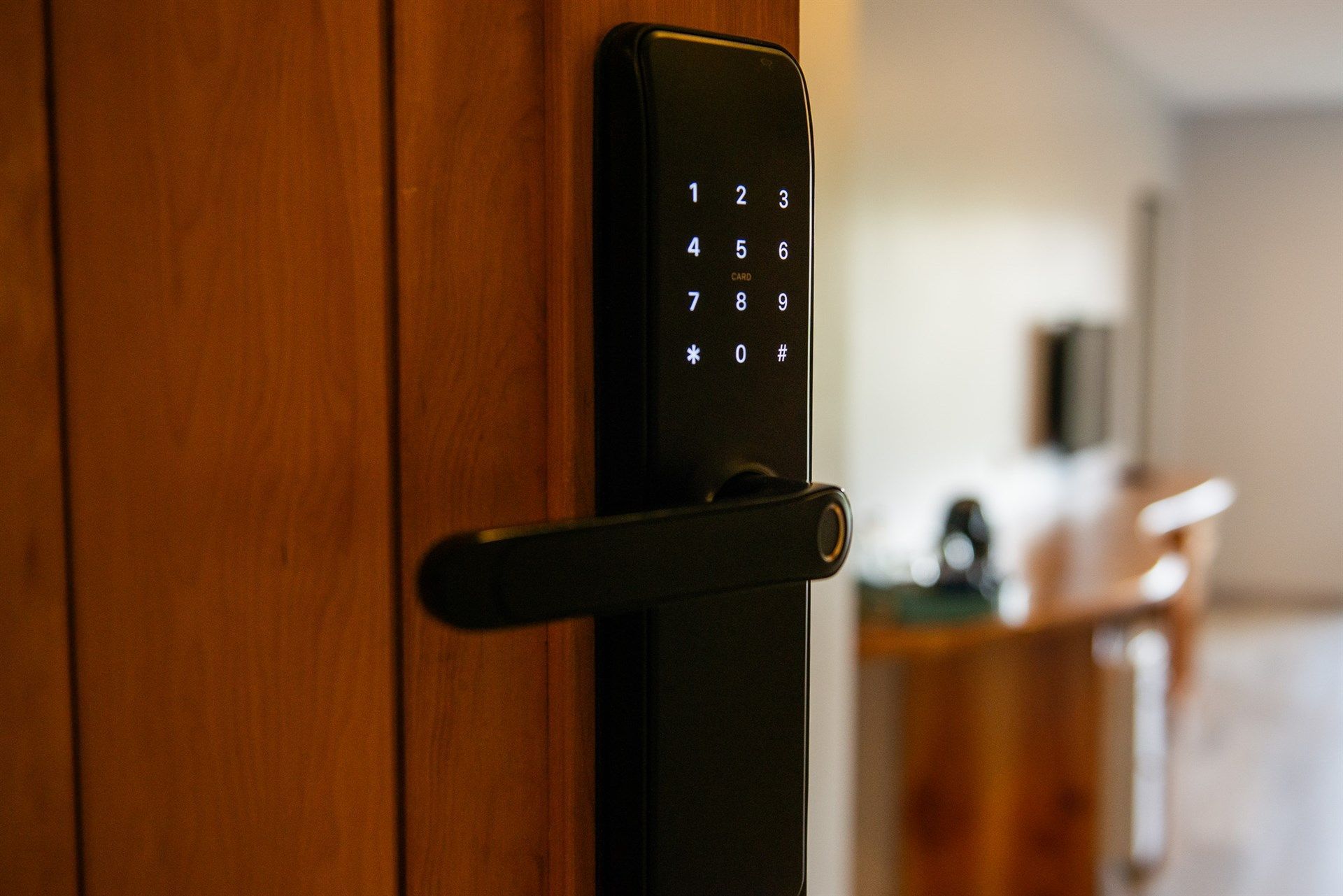 Un primer plano de una cerradura digital en una puerta de madera.