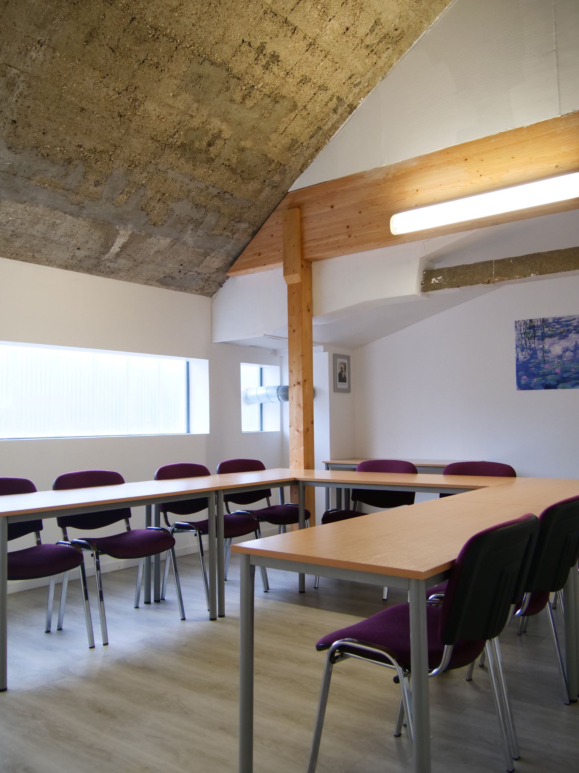 D'une superficie de 25 m² cette belle salle pourra accueillir jusqu'à 11 personnes en U. Située au 1er étage avec ascenseur.