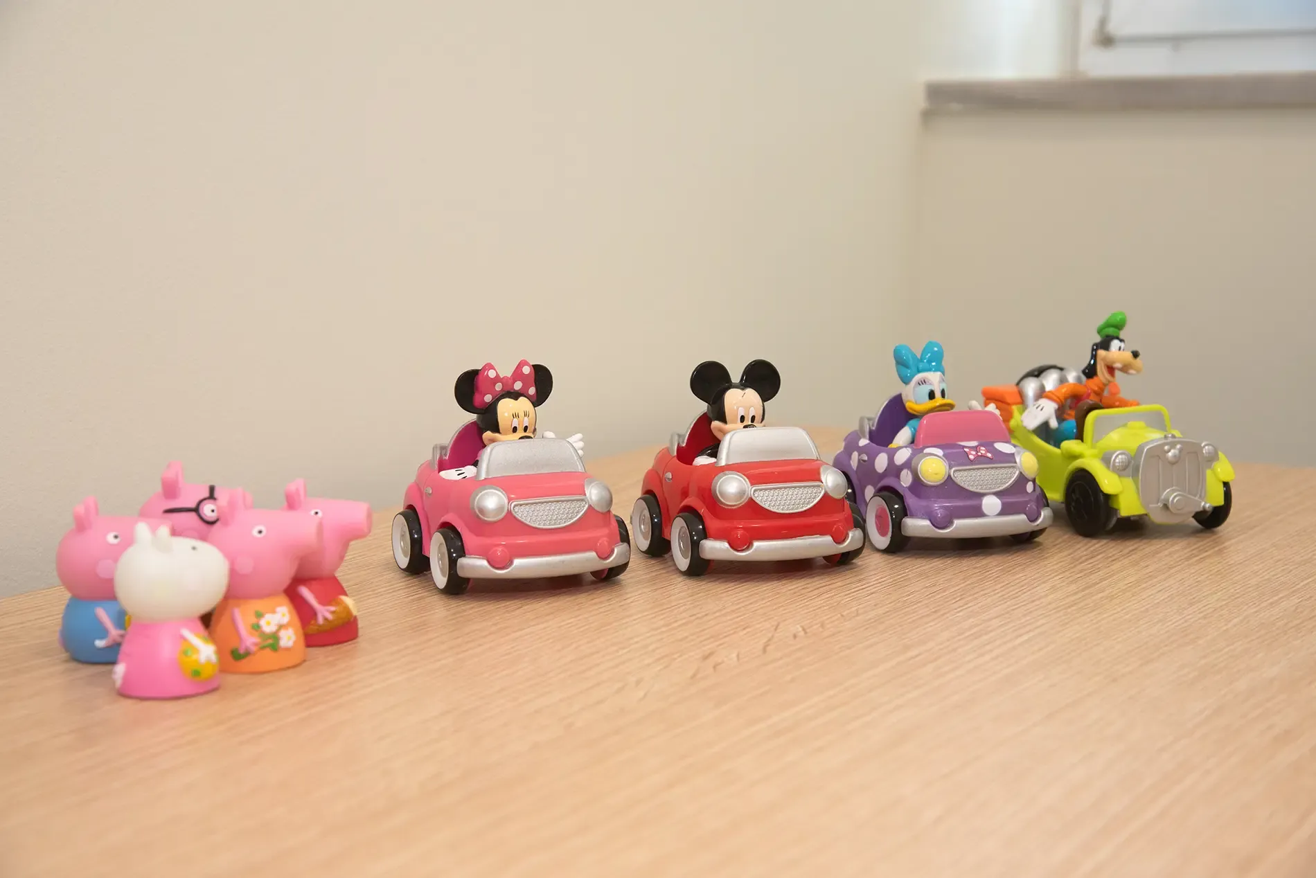 Μια σειρά από αυτοκίνητα-παιχνίδια, συμπεριλαμβανομένων των Minnie mouse και goofy