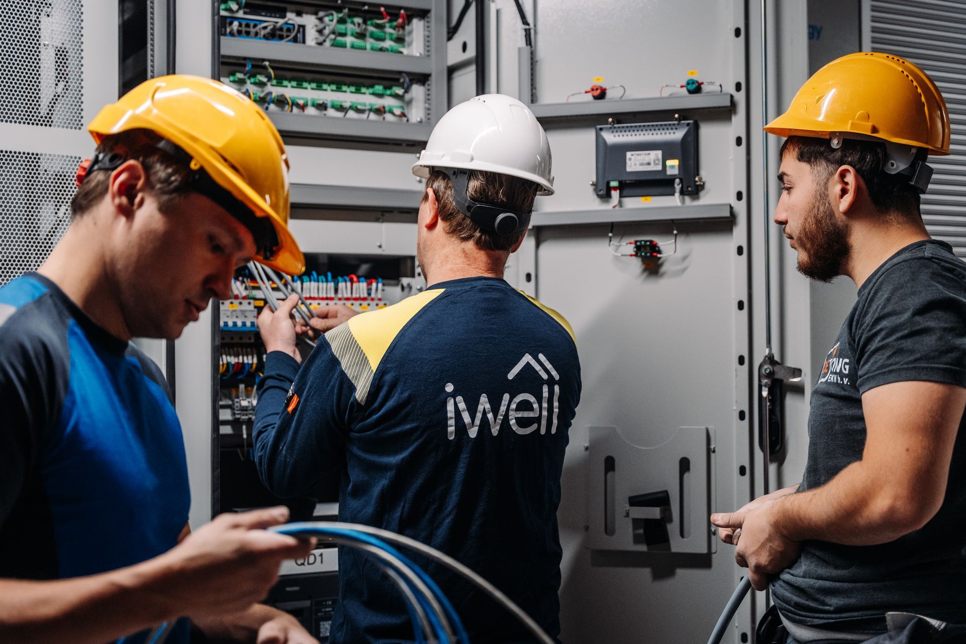 Samen met Iwell, specialist in energiemanagement en batterijopslag, heeft Pro-Tex Workwear een kledingpakket ontwikkeld