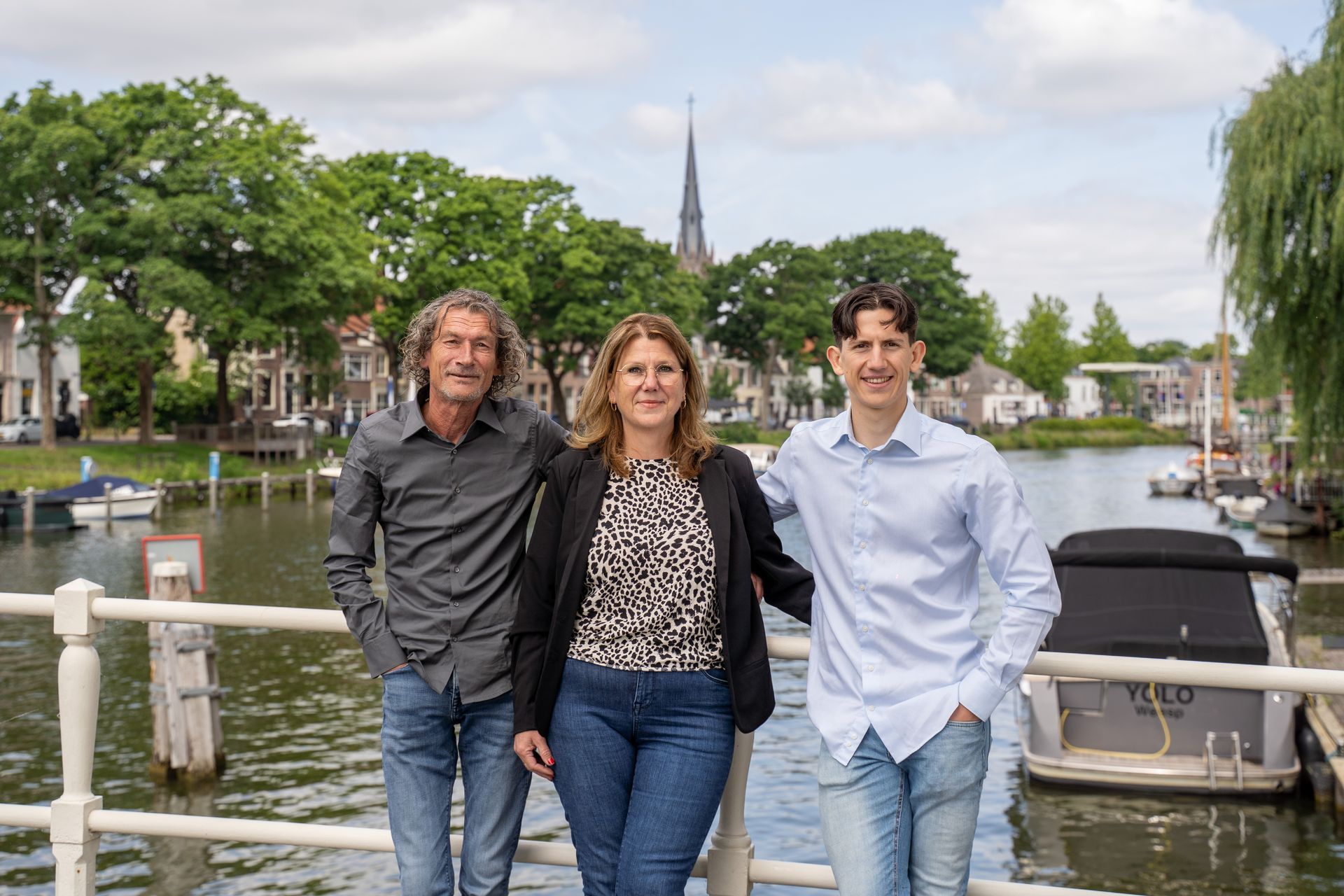 Familiefoto van het team achter Pro-Tex Workwear, een familiebedrijf gespecialiseerd in werkkleding 