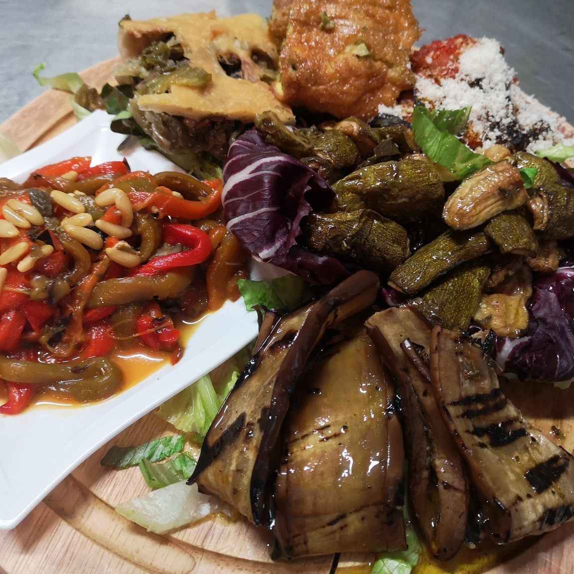 piatti con antipasti assortiti per un evento