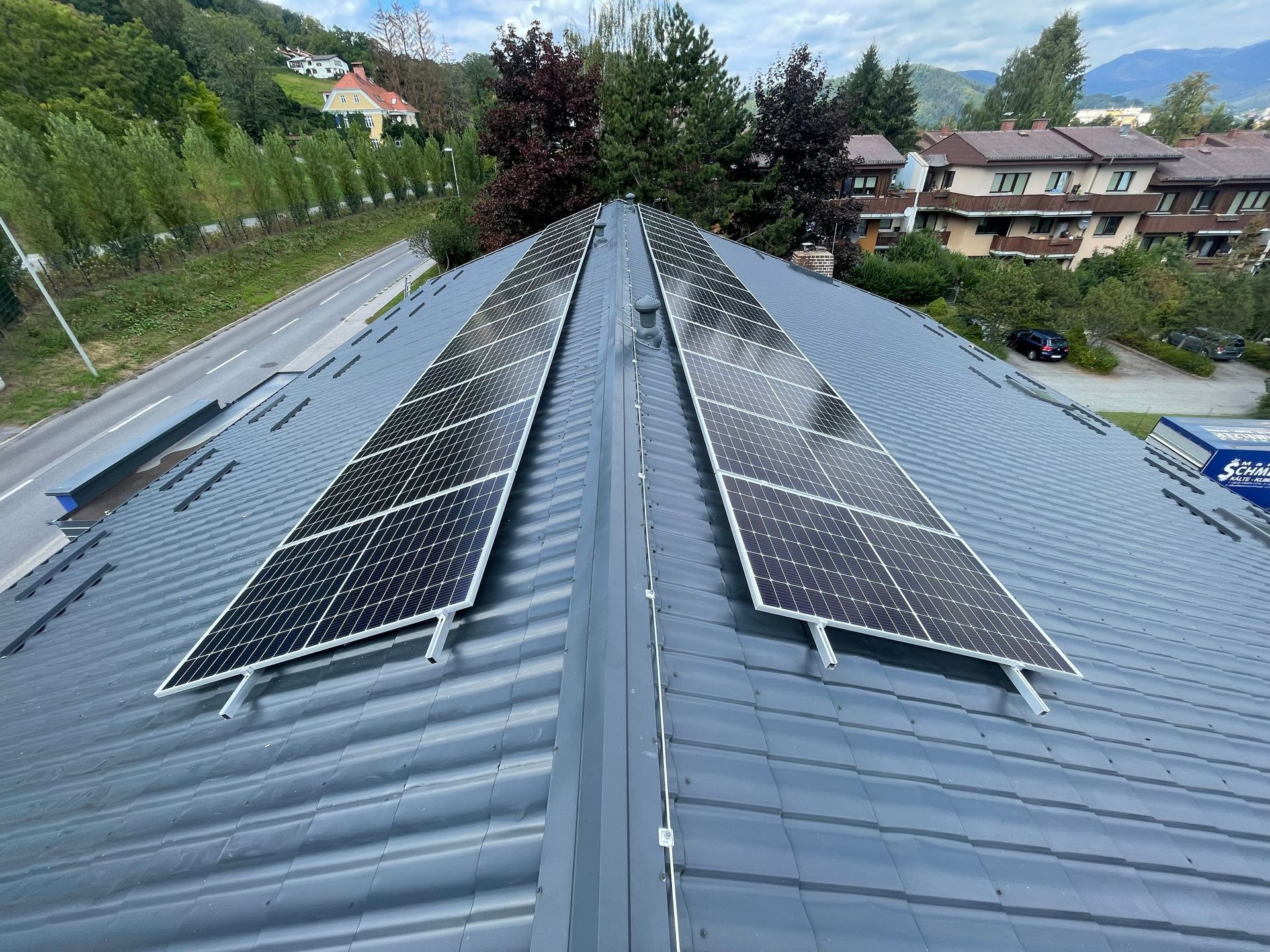 Dach mit Solarpanelen