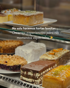Vitrina con rebanadas de ponqués y tortas; texto: “No solo hacemos tortas bonitas. Creamos experiencias para tus momentos especiales”