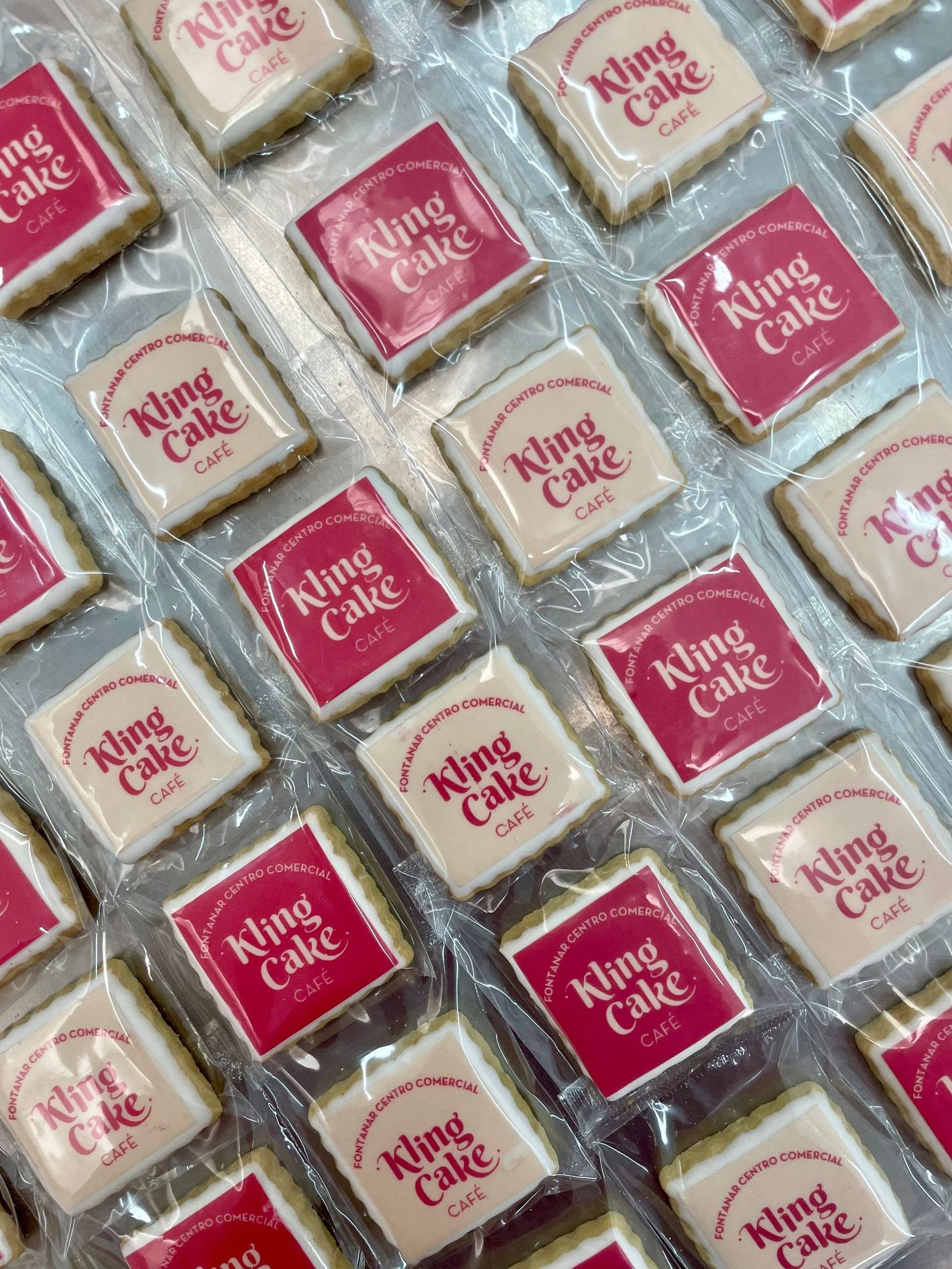 Surtido galletas personalizadas , envueltas en papel transparente y dispuestos en diagonal.