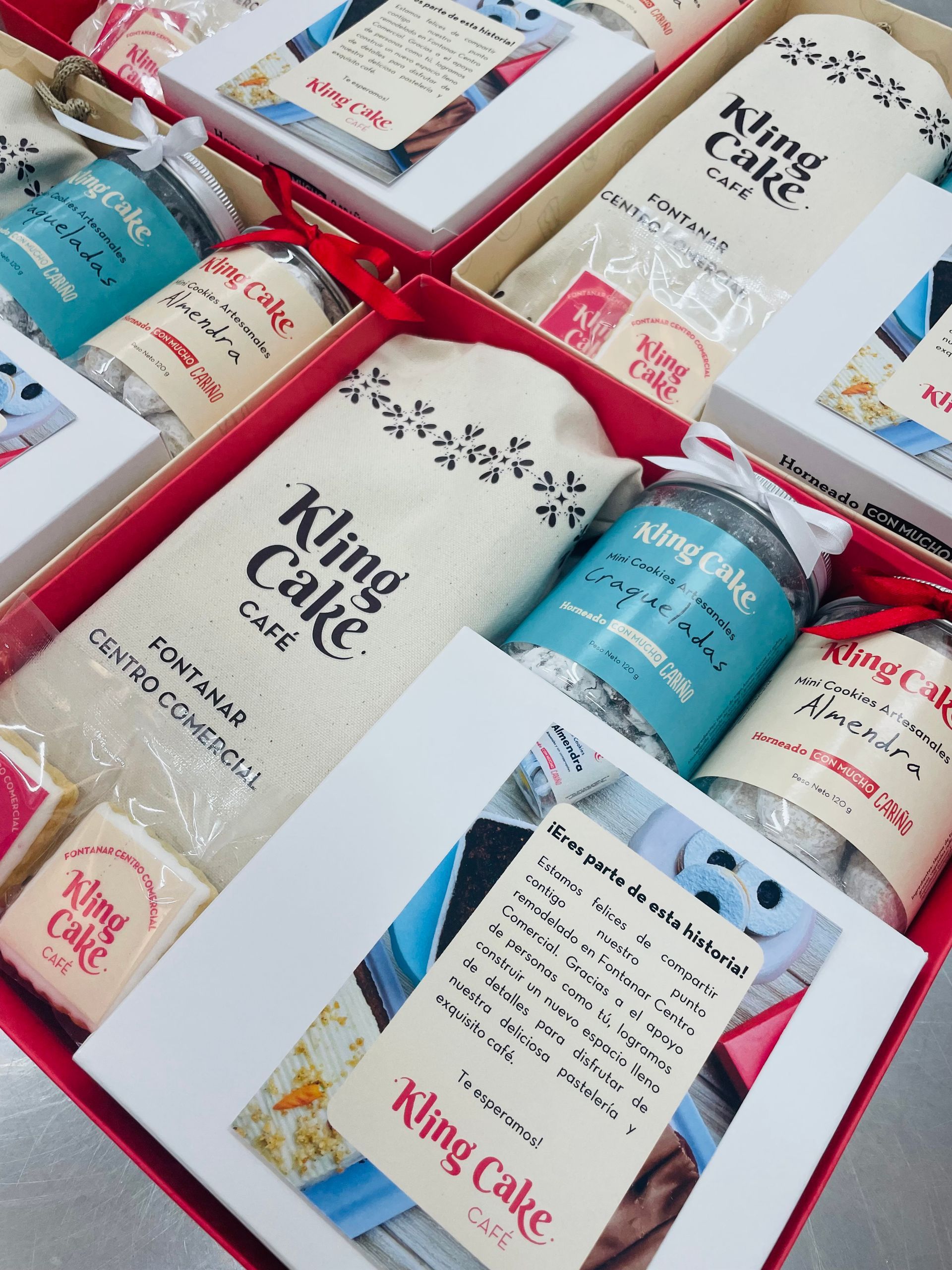 Surtidos sets de regalo para el cuidado de la piel en cajas rojas con frascos blancos y azules y tarjetas.