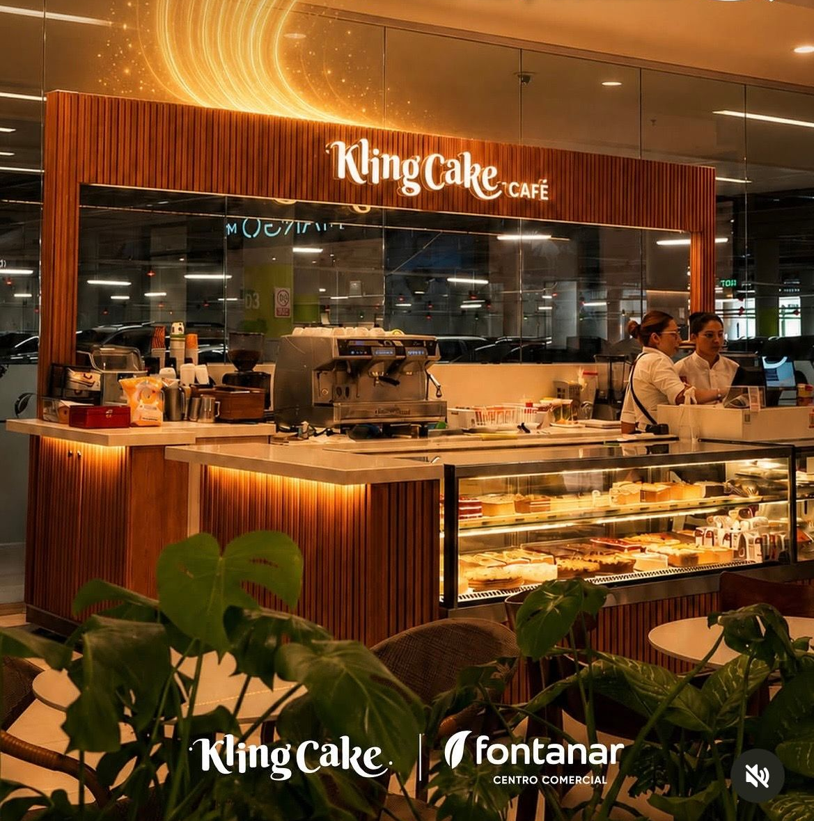 Mostrador de pastelería King Cake con vitrina iluminada y personal detrás del mostrador en el centro comercial Fontanar