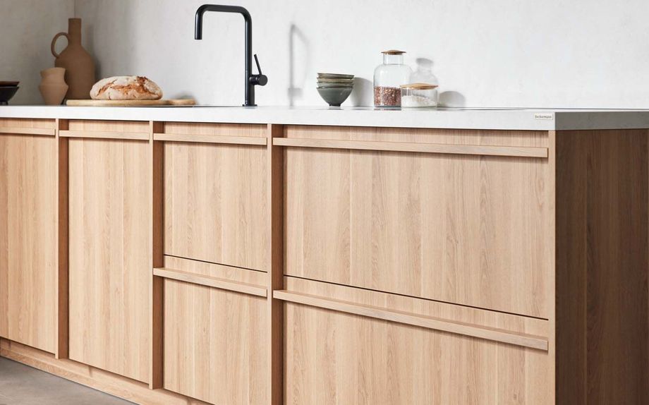 Een keuken met houten kasten en een gootsteen.