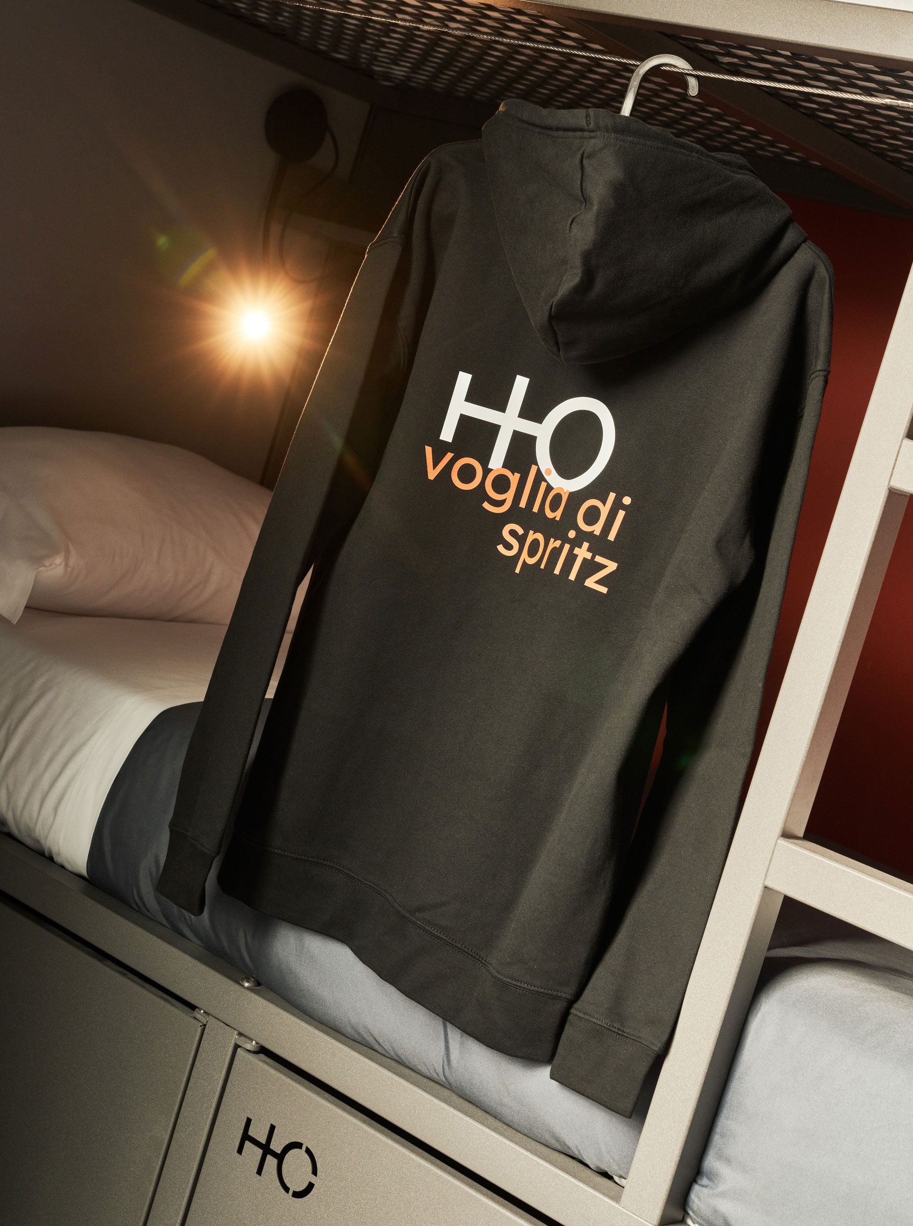 Una felpa con cappuccio grigio scuro con il logo 