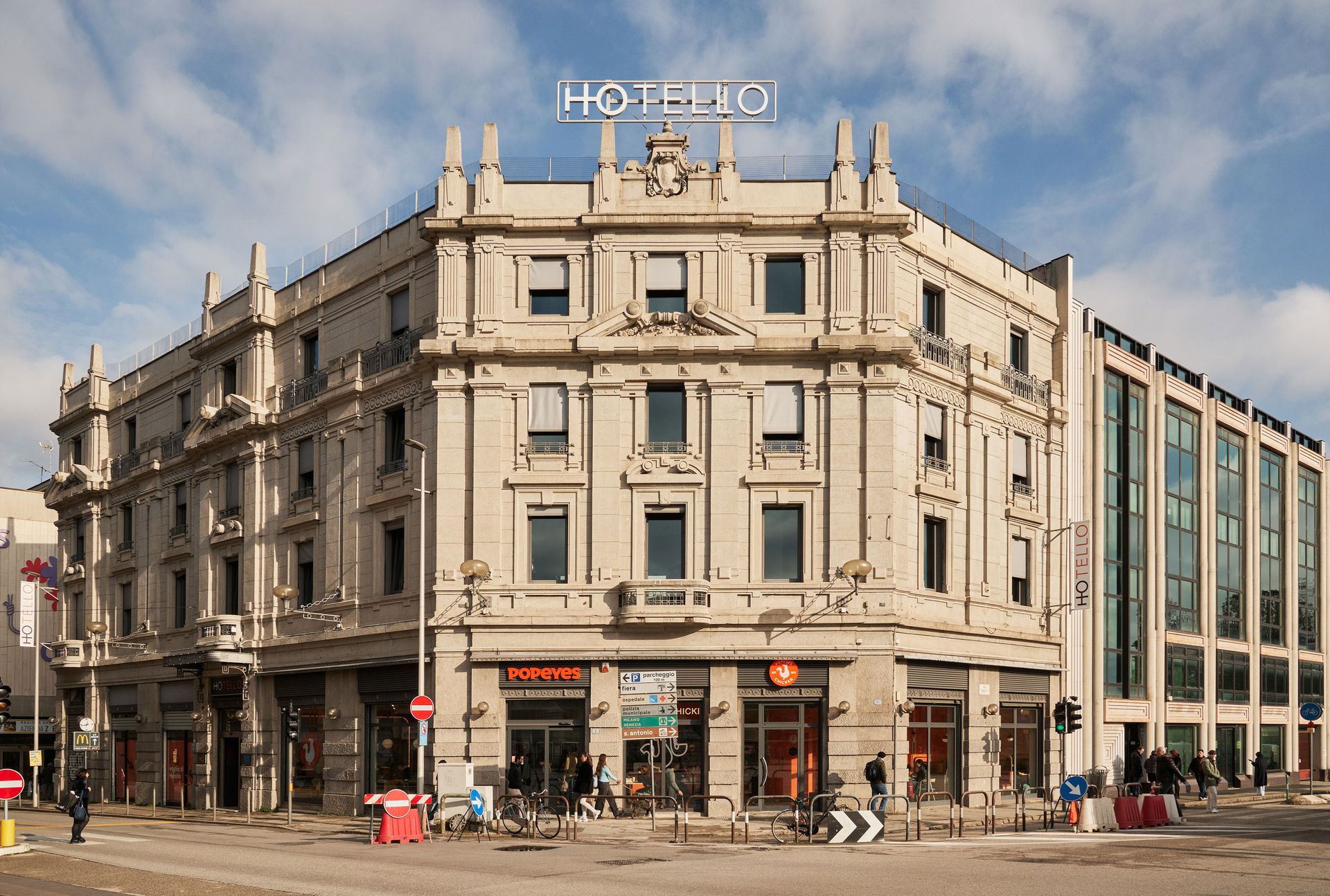 Esterno dell'edificio con l'insegna 