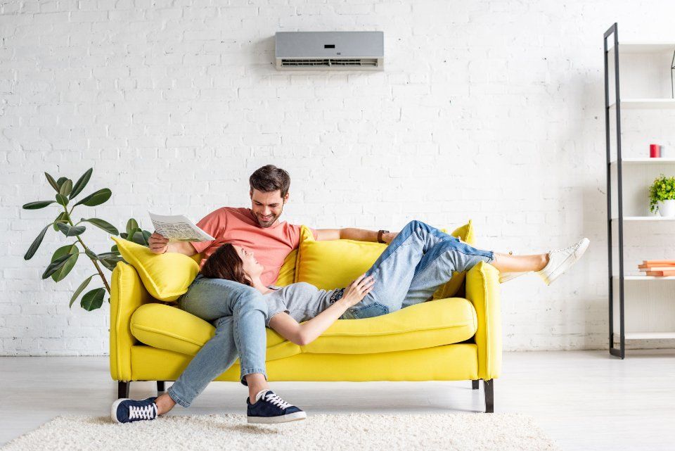 coppia felice nella propria casa climatizzata