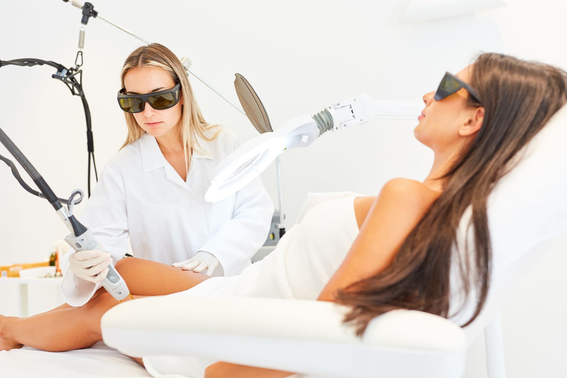 Eine Frau lässt sich an den Beinen eine Laser-Haarentfernung durchführen.