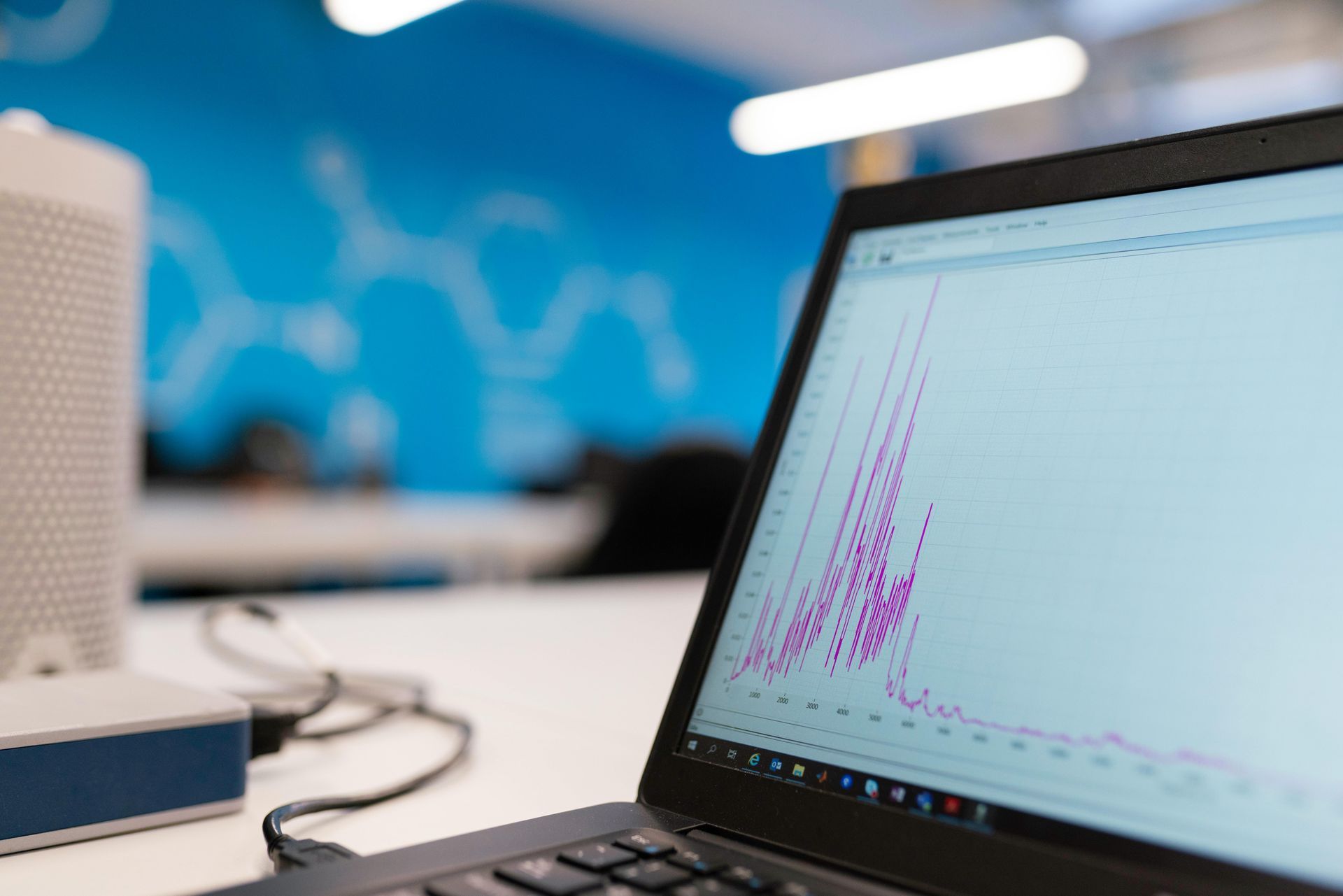 A computer screen shows a graph with fluctuations in growth over time