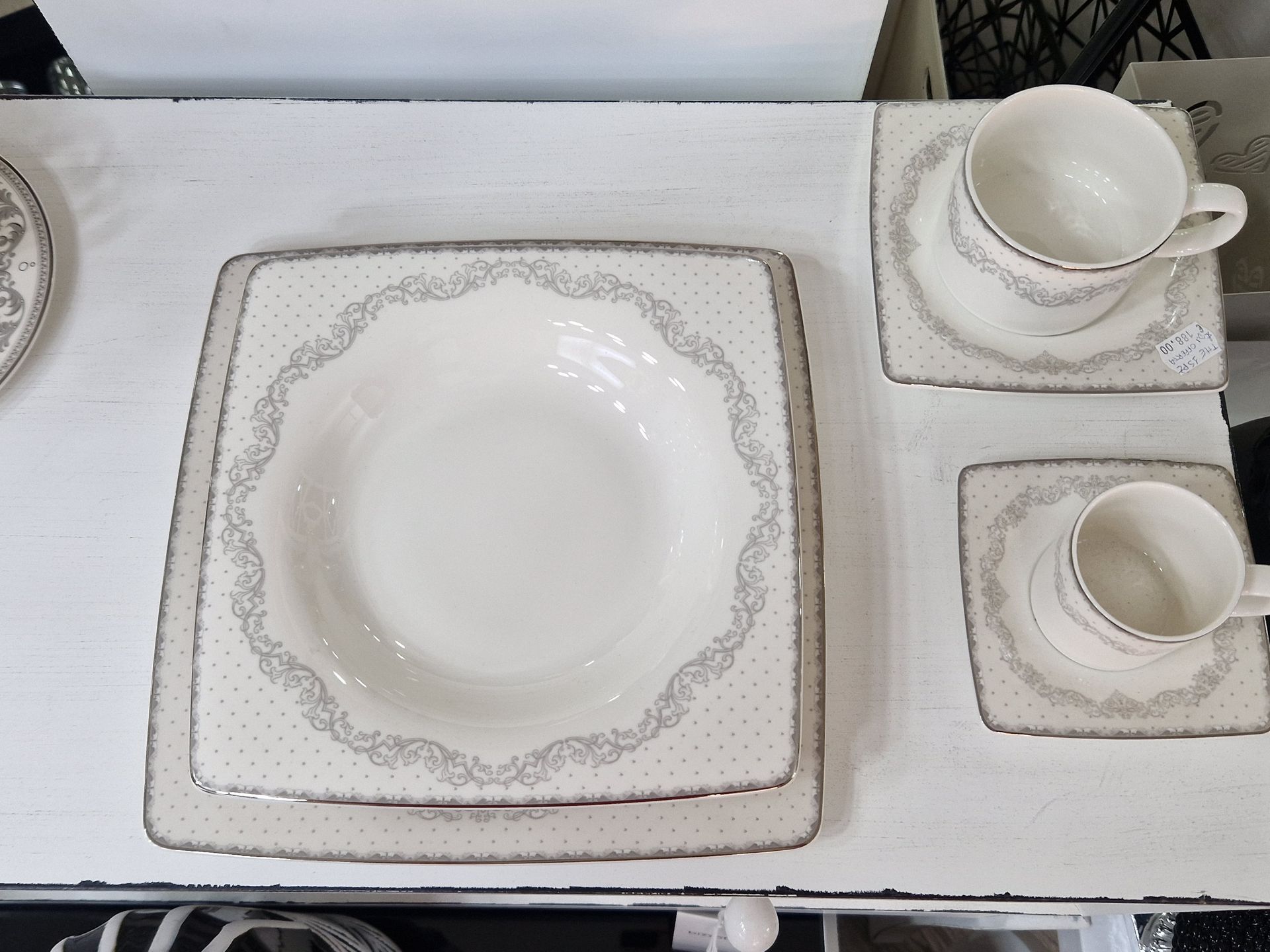 servizio di piatti in stile classico colore bianco