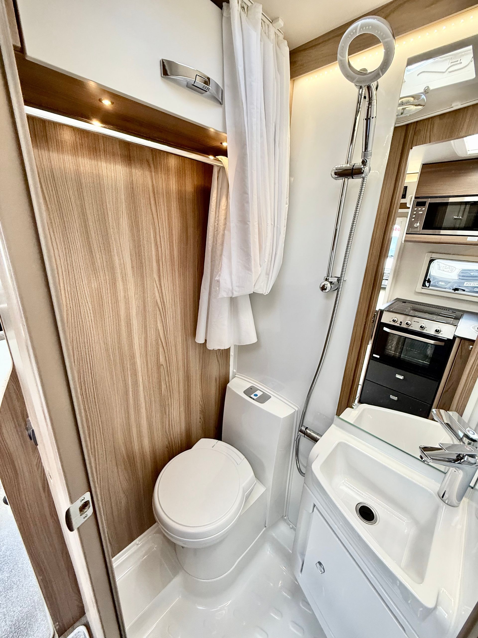 Fiat Ducato Swift Escape 684 - 4 Berth Motorhome For Sale - Automatic Transmission, onboard washroom, WC, toilet, shower, vanity unit, wetroom,