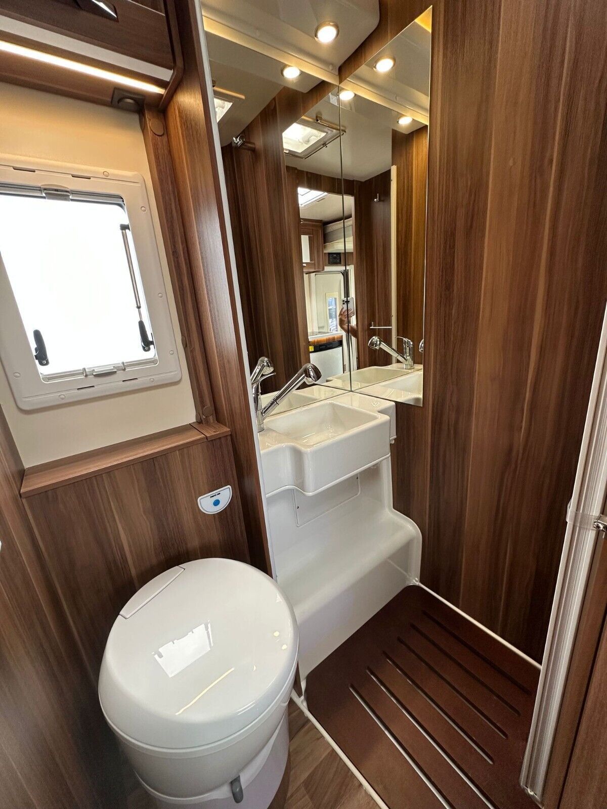 buy second-hand motorhome for sale roller team auto roller 747 6 berth motor home automatic for 2 ,3 ,4 , 5, 6 people