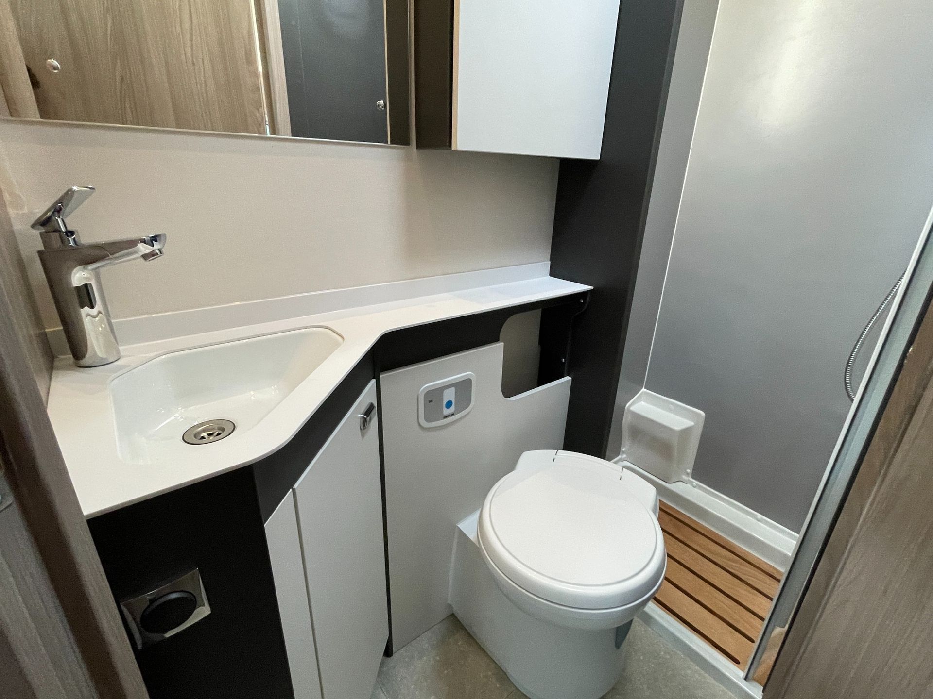 swift voyager 564 4berth motorhome hire rental for 1 to 4 people rear fixed bed, festivals, kids holidays, half term, bathroom washroom toilet shower