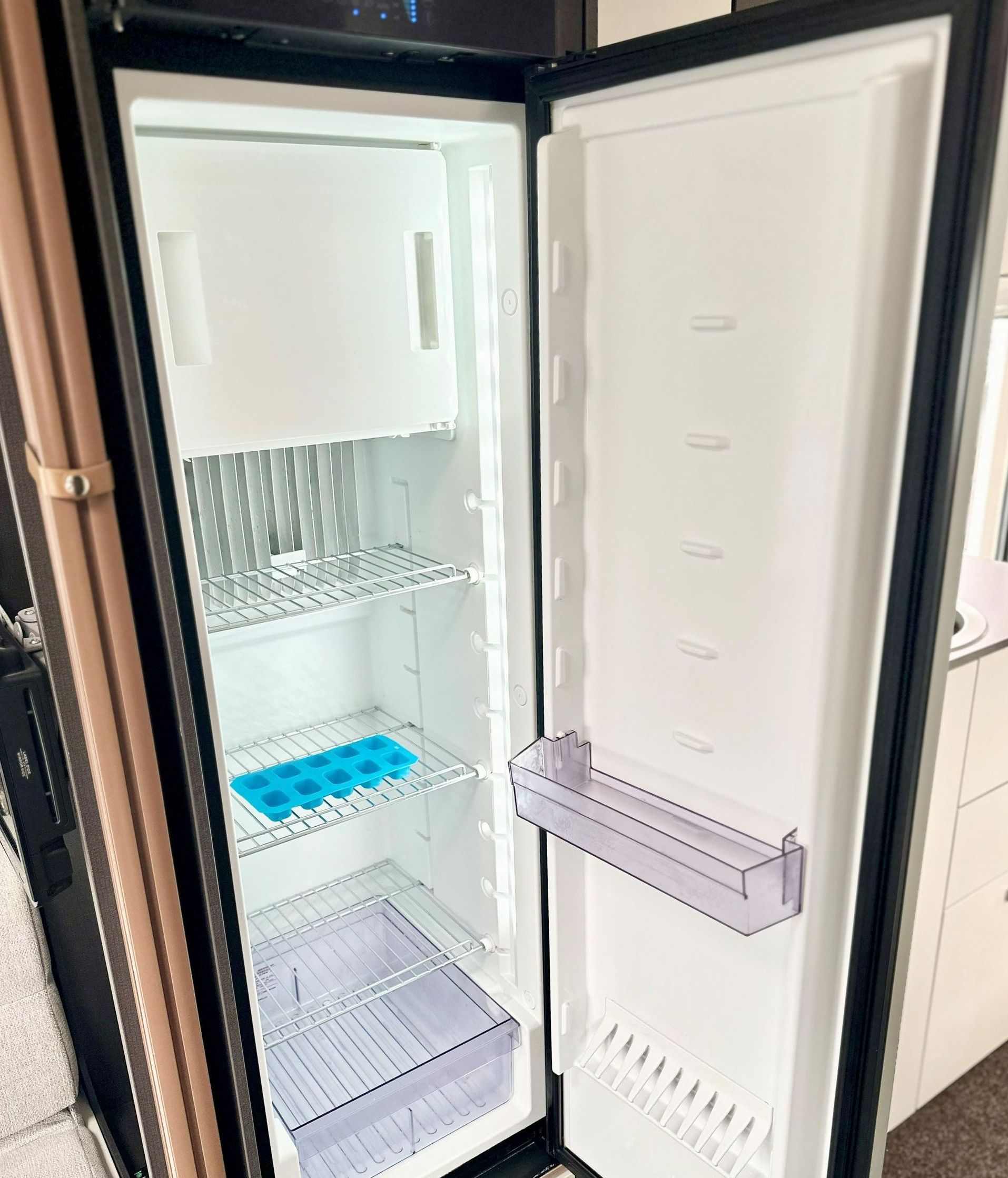 voyager 475 fridge