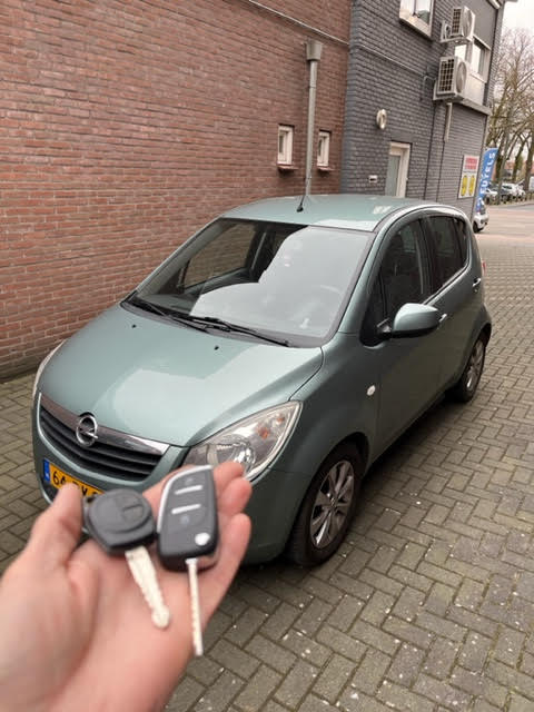 Opel Agila met autosleutel
