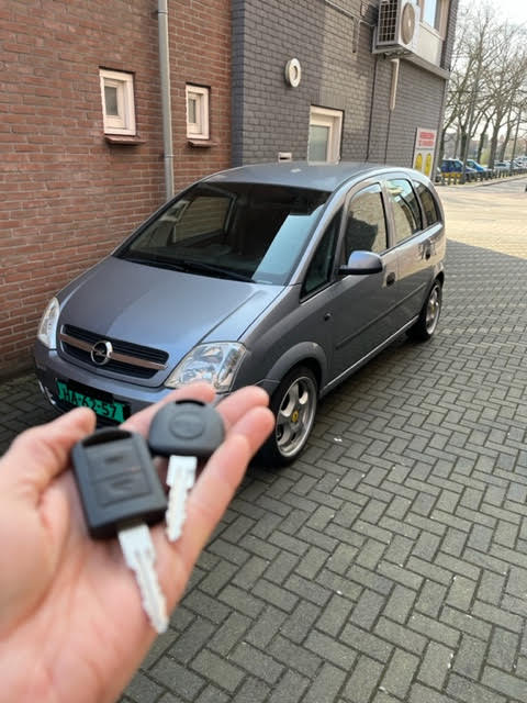 Opel Meriva met autosleutel