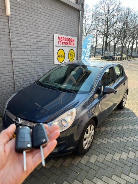 Opel Corsa met autosleutel