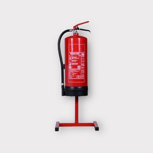 Rode brandblusser op een rode metalen standaard tegen een witte achtergrond.