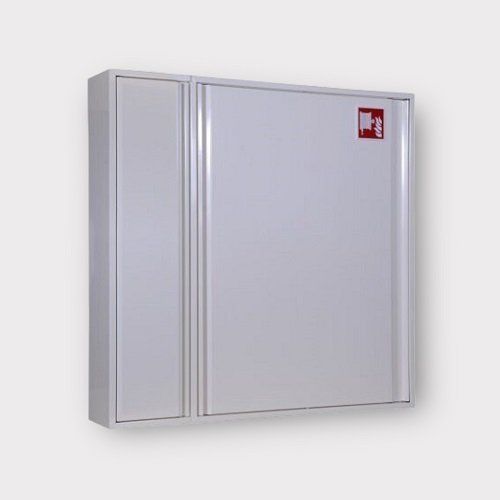 Een brandslangenkast van wit metaal, gemonteerd aan de muur, met een rood brandsymbool op de deur.