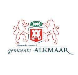 Wapen van Alkmaar, Nederland. Rood schild met een kasteel, geflankeerd door leeuwen, groene krans, tekst.