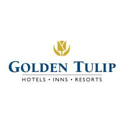 Logo van Golden Tulip Hotels: blauwe tekst met een gouden tulp-embleem. Daaronder staat de tekst 