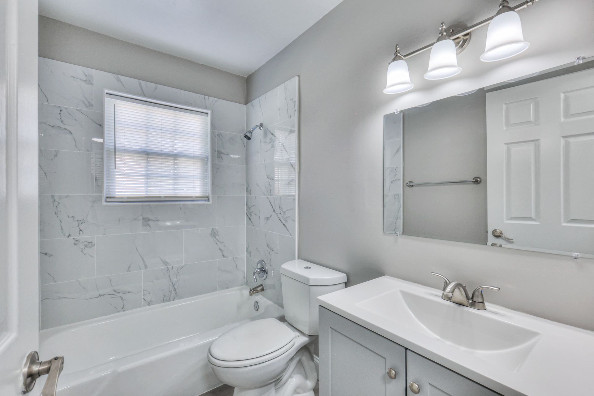 Photo of a bathtub/shower combination