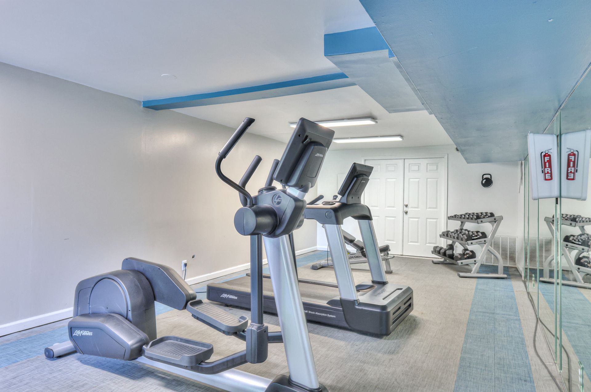 Photo of a gezelle machine and a treadmill