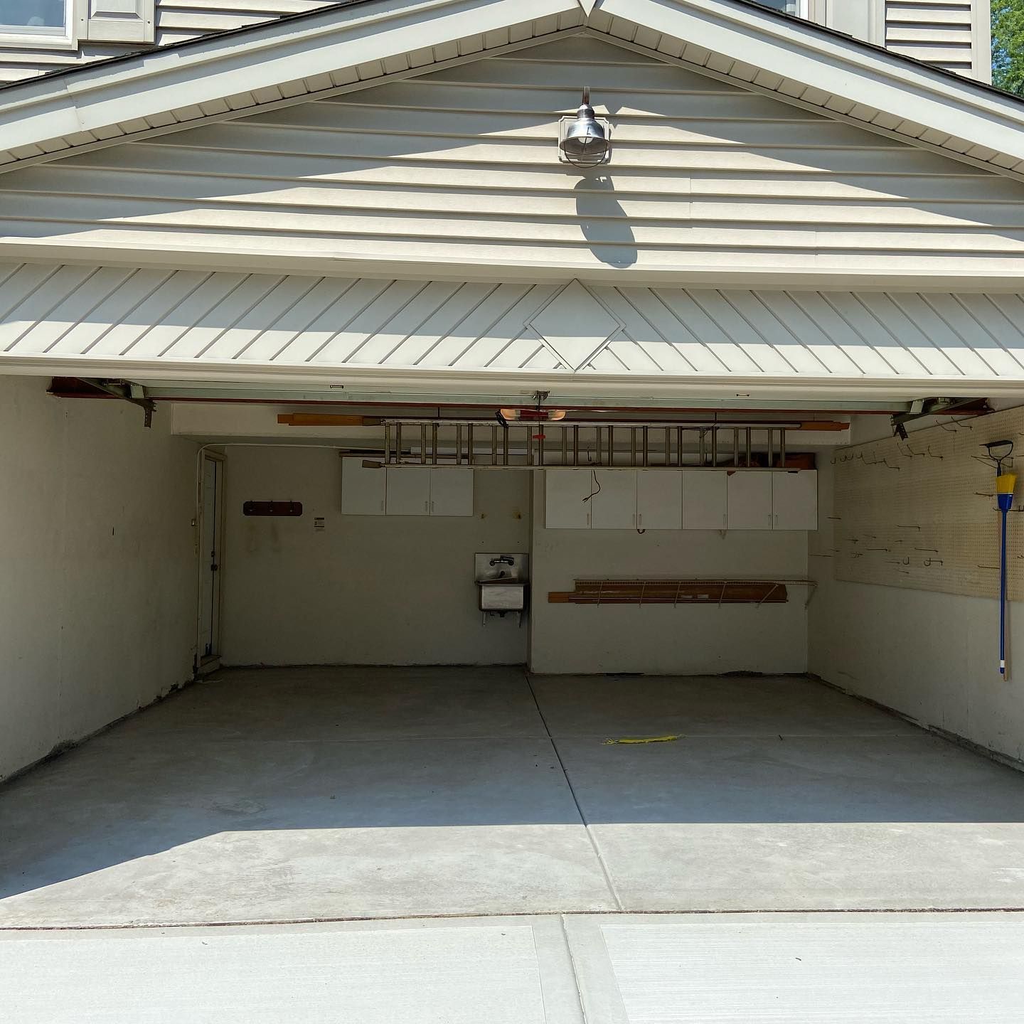 concrete garage floor installation — Concrete Addison IL — RJ Concrete