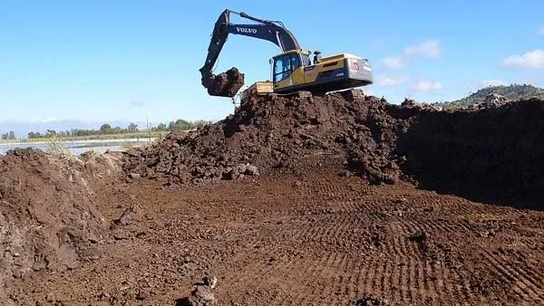 Excavator at Callide Power Station | Woree, Queensland | Cheshire Contractors