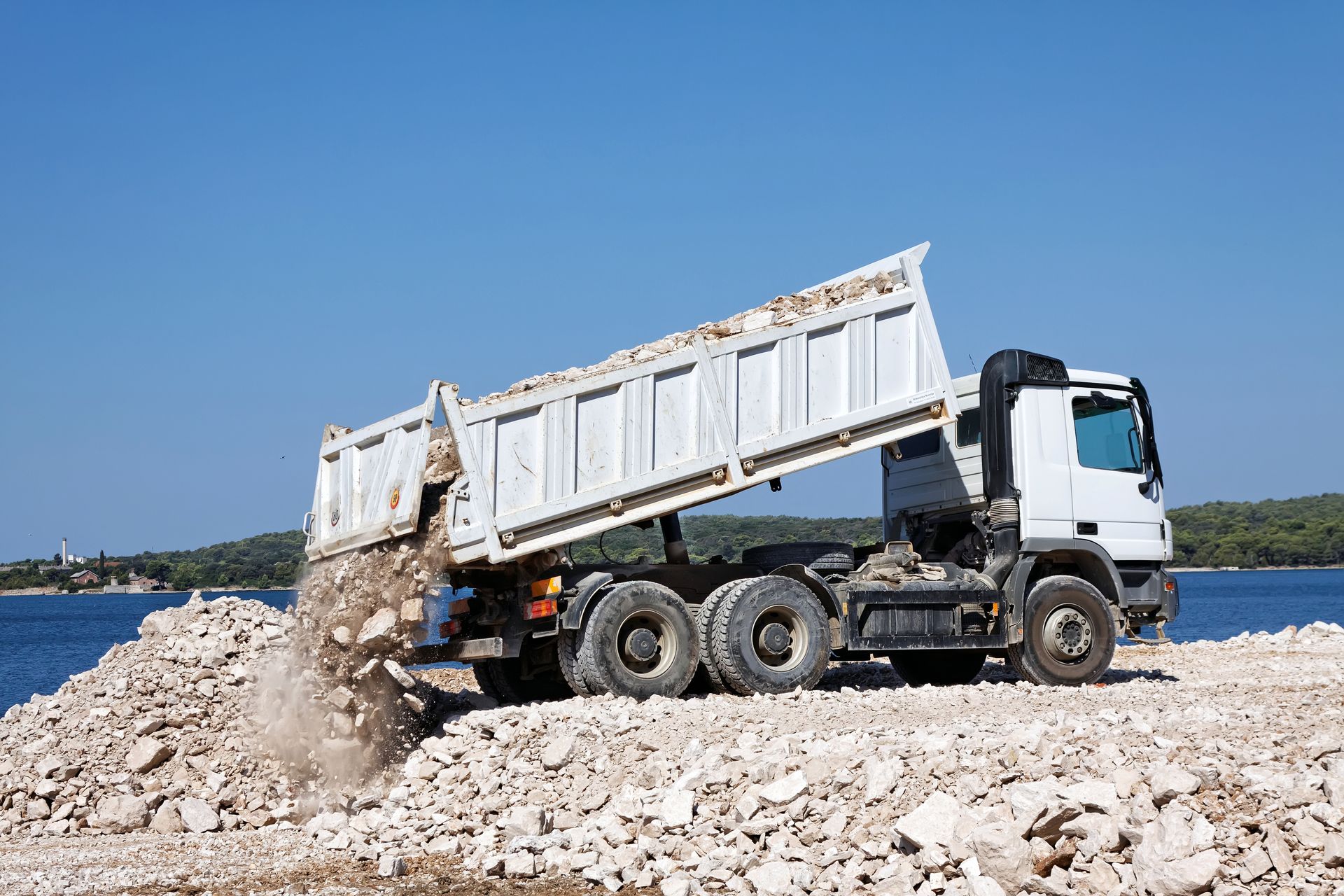 Tipper truck and material haulage