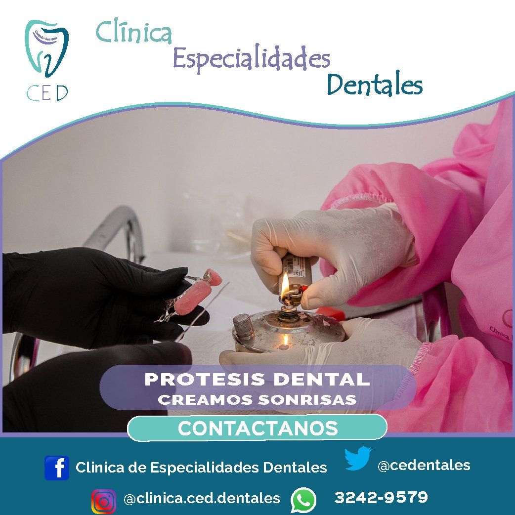 Clínica dental con prótesis en elaboración, manos con guantes manipulando un dentado sobre mesa de trabajo.