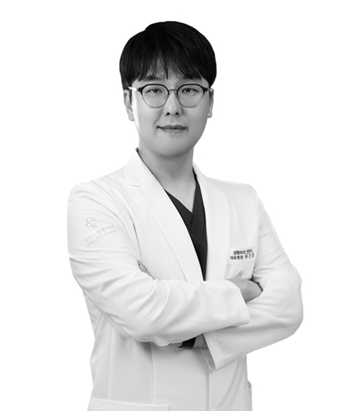 Dr. Yoo Kunwoon, board-certified plastic surgeon